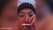 韦世豪空降王大雷直播间狂刷礼物！大雷调侃：你老婆也不给你钱~