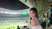 跨界联动😍篮球女主持炼炼现身观战中超北京国安~青春靓丽啊~